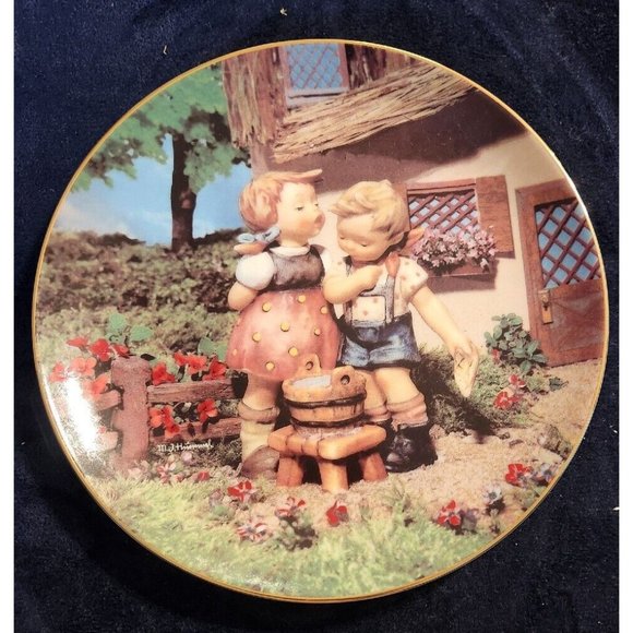 18 hummel plates Large Lot Great Condition Collectible